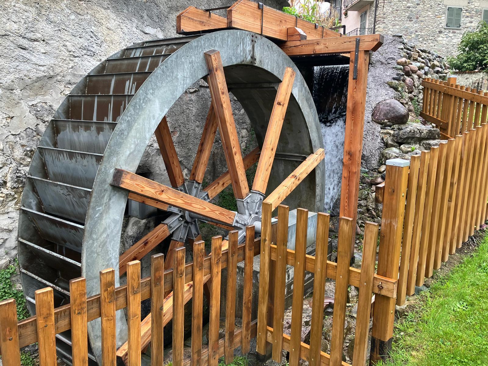 Ruota del mulino sorgente Moia ristrutturata